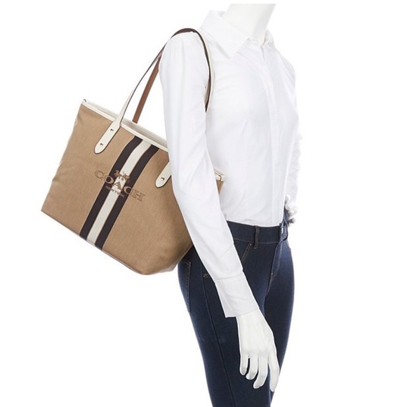 Last one ✨coach shoulder tote - Picture 2 of 8